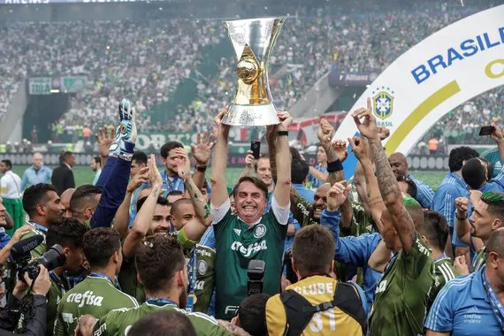 Para 79%, Palmeiras errou ao dar a taça a Bolsonaro