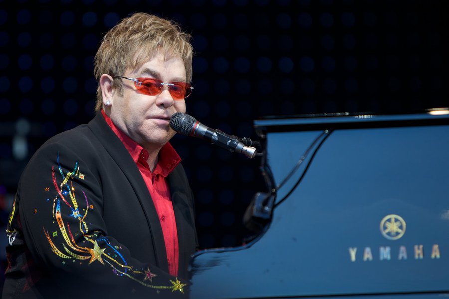 "Precisamos quebrar o estigma com HIV/Aids", diz Elton John