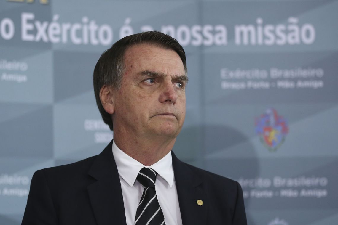 Bolsonaro tenta explicar caixa 2 e diz que ex-assessor pagou dívida à futura primeira-dama