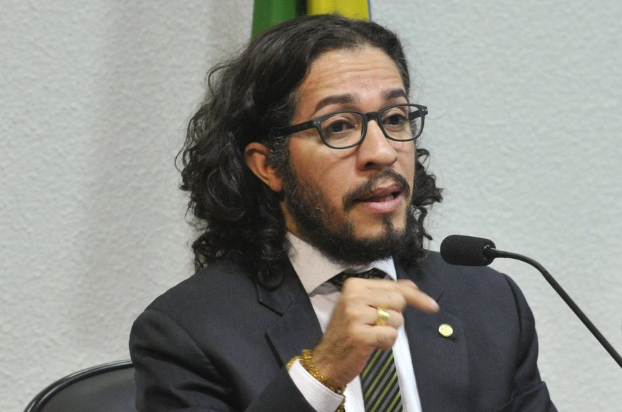 Jean Wyllys entra com representação na PGE sobre fraude de Bolsonaro