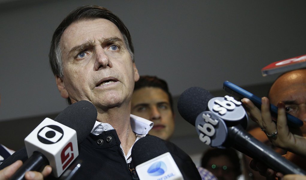 Bolsonaro volta a negar saber de esquema no WhatsApp