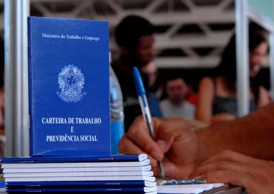 Brasil abre 240.033 vagas formais de trabalho em abril, mostra Caged