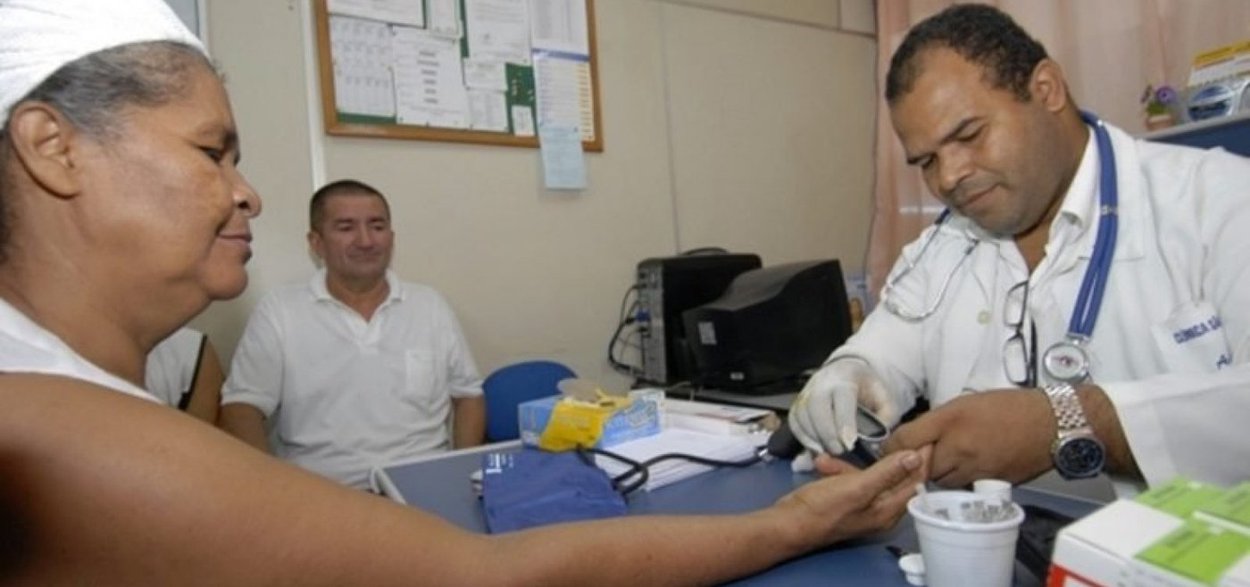“Médicos cubanos atendem melhor do que brasileiros”, dizem pacientes