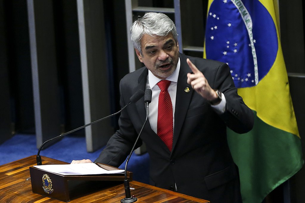 Humberto Costa: Bolsonaro cometeu estelionato eleitoral 