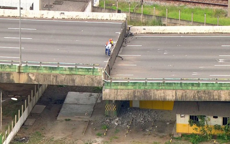 Viaduto na Marginal Pinheiros cede e via expressa é interditada
