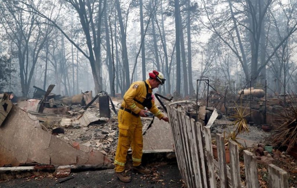 Quase 1.000 ainda estão desaparecidos após incêndio na Califórnia