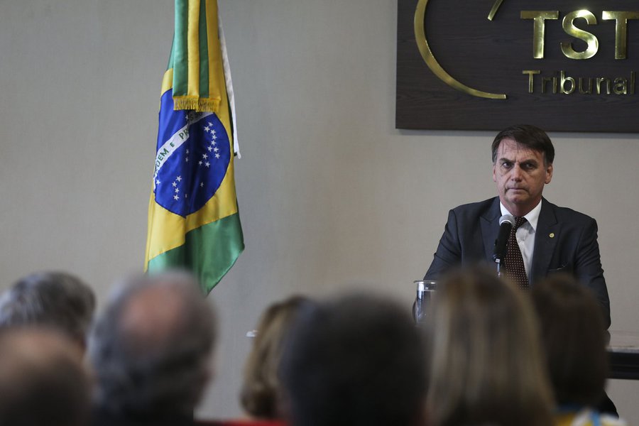 Bolsonaro terá supersalário de R$ 60 mil, mas defende corte de 50% para servidores públicos