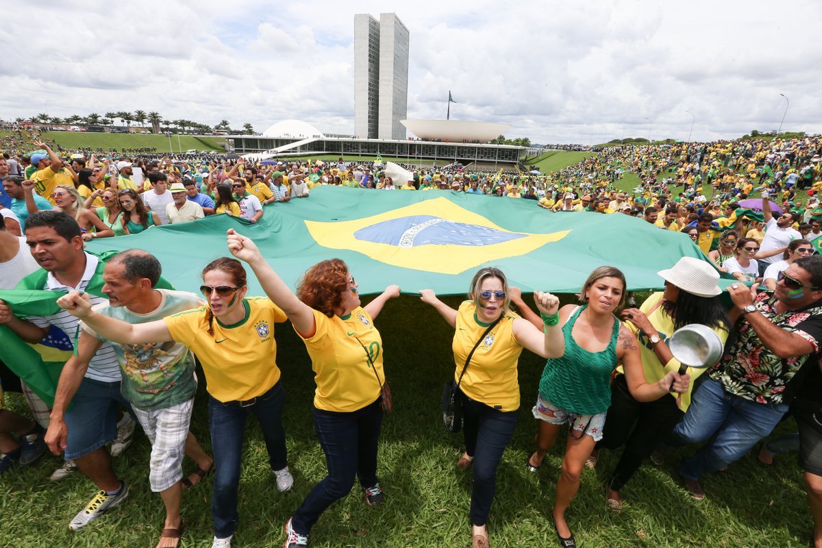 Apoio à democracia no Brasil cai a 34%, entre os menores da América Latina
