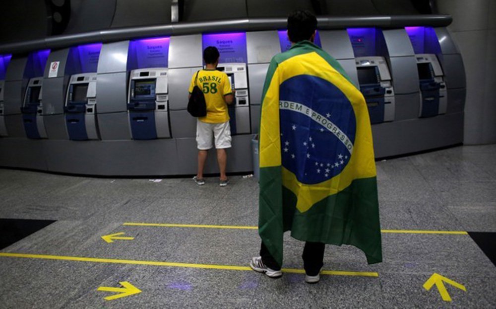 Enquanto os bancos têm lucros bilionários, brasileiros estão endividados