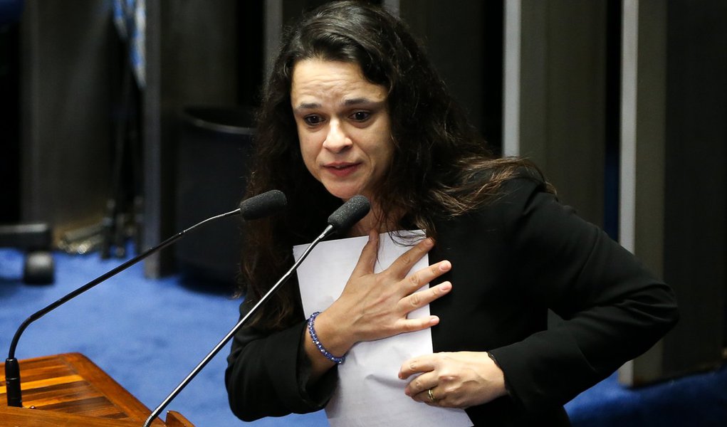 No hospício Brasil, Janaína Paschoal será mesmo vice de Bolsonaro