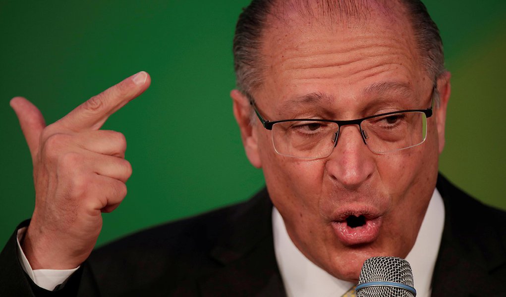 Alckmin diz que ataque de Bolsonaro à Folha é “acinte” à imprensa