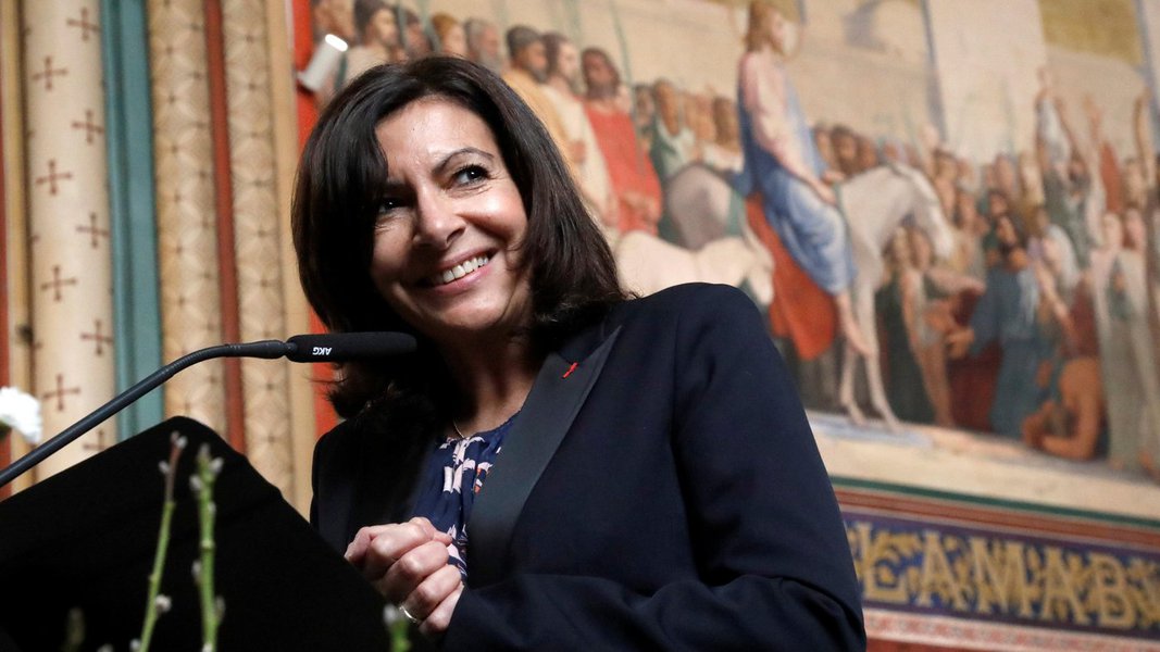 Prefeita de Paris, Anne Hidalgo pede voto em Haddad: um defensor da democracia