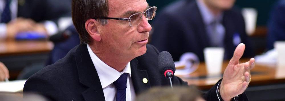 Apoiadores de Bolsonaro querem censura prévia contra universidade e blogueira