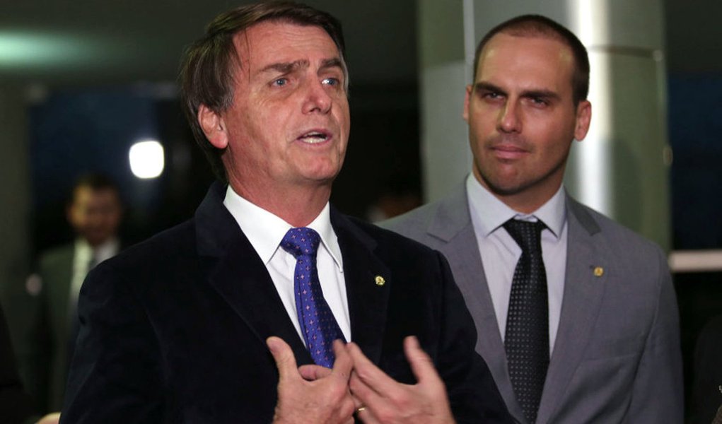 Em editorial, o Globo diz que Bolsonaro e o filho agrediram a democracia