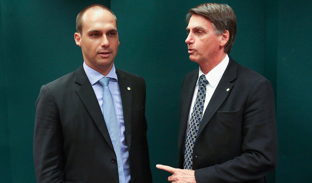 Após ameaça ao STF, filho de Bolsonaro pede desculpas