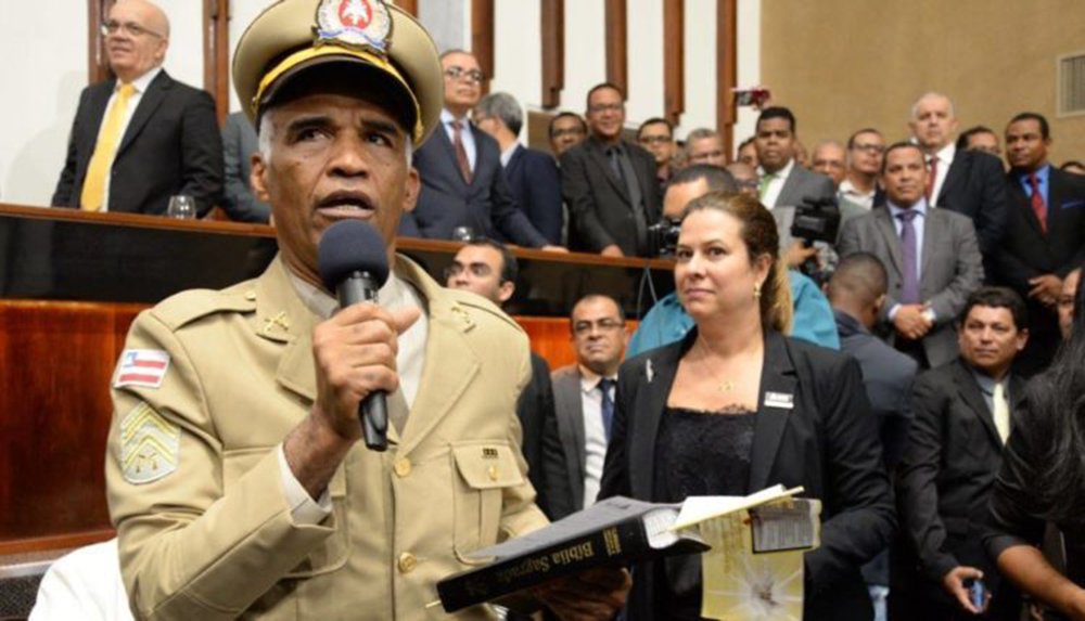 Pastor e militar, deputado baiano rejeita Bolsonaro
