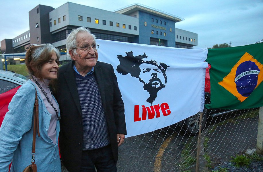 A íntegra do artigo de Noam Chomsky contra a prisão política de Lula