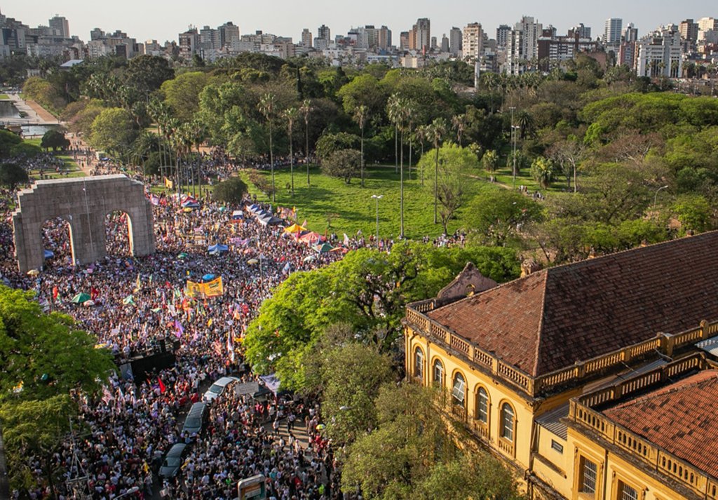 Cerca de 40 mil pedem ‘#EleNão’ em Porto Alegre