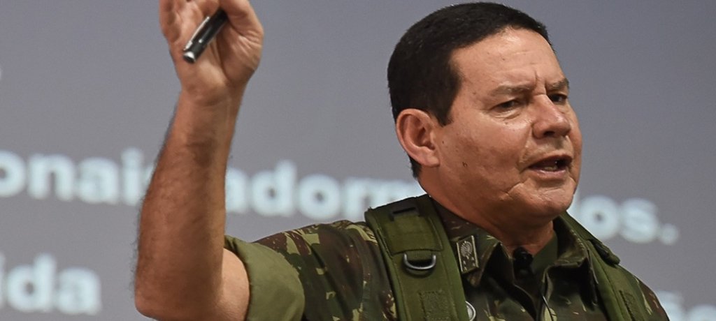 Militares pró-Bolsonaro avaliaram trocar Mourão