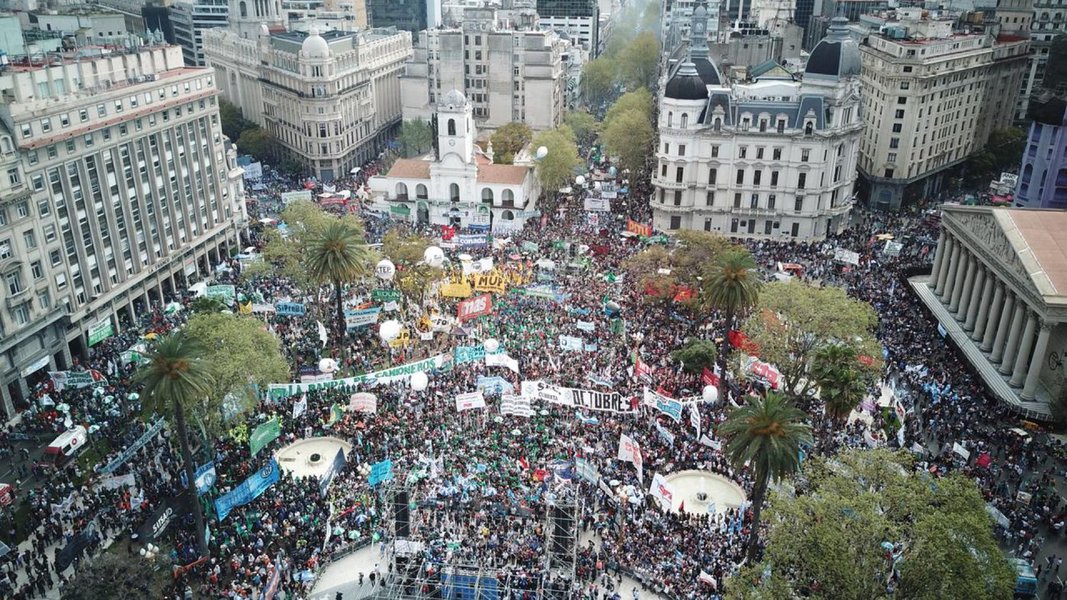 Povo argentino se mobiliza e faz greve geral. Macri zomba e lhe dá as costas