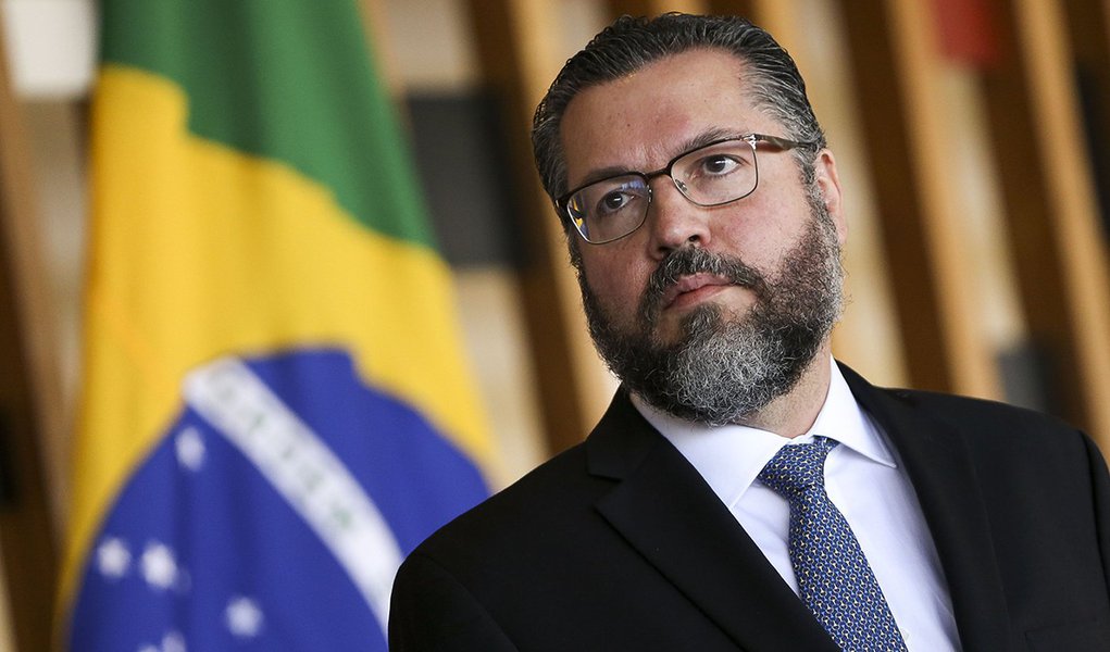 Chanceler de Bolsonaro é um capacho e incapaz para o cargo