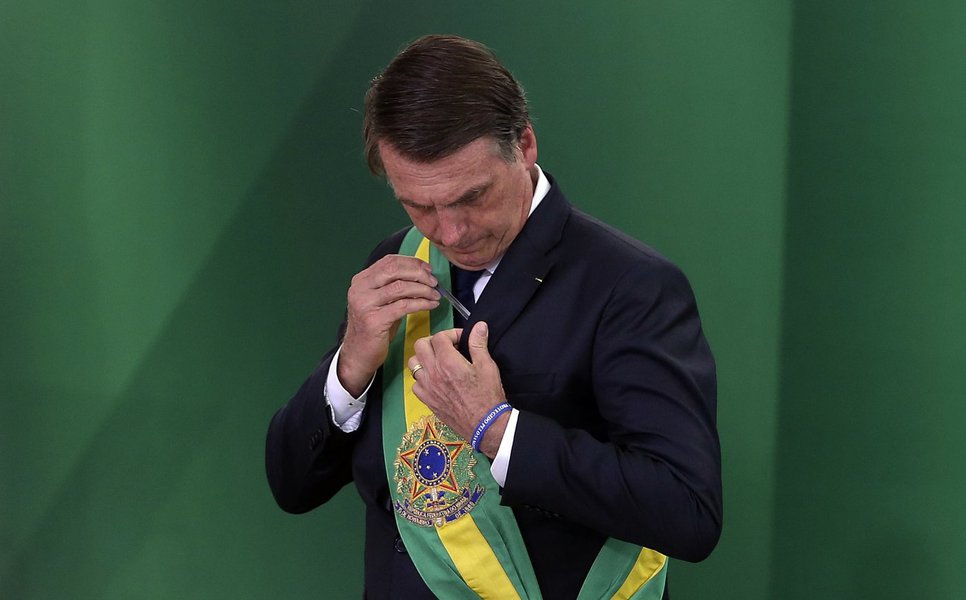 Um governo de recuos: em nove dias, Bolsonaro volta atrás seis vezes