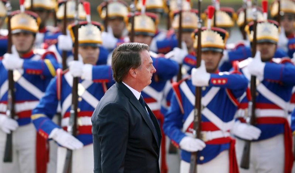 Bolsonaro repete o clichê de que a bandeira nacional jamais será vermelha