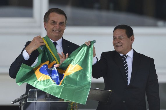 Do palanque ao parlatório, Bolsonaro mantém a farda do combate ideológico