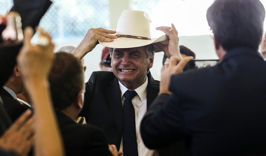 Arrocho é só para o povo; Bolsonaro vai perdoar dívida de ruralistas