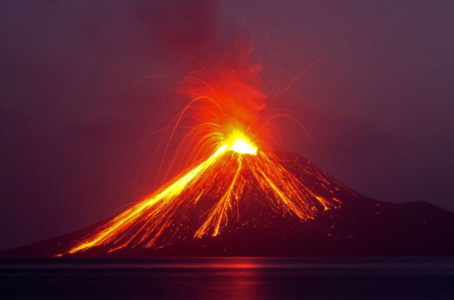 Vulcão Anak Krakatoa entra em erupção horas antes do tsunami na Indonésia (VÍDEO)