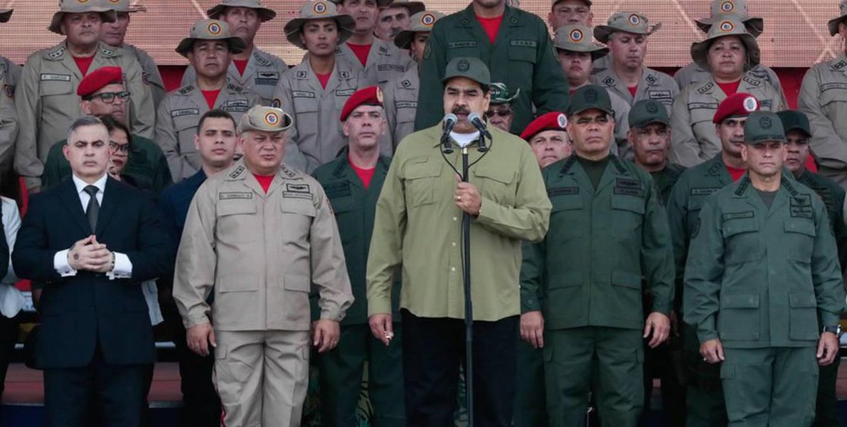 Maduro diz que milícia bolivariana protegerá país de EUA, Brasil e Colômbia