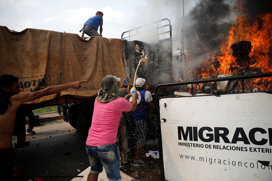 Ajuda humanitária à Venezuela foi queimada pela oposição e não pelas forças de Maduro