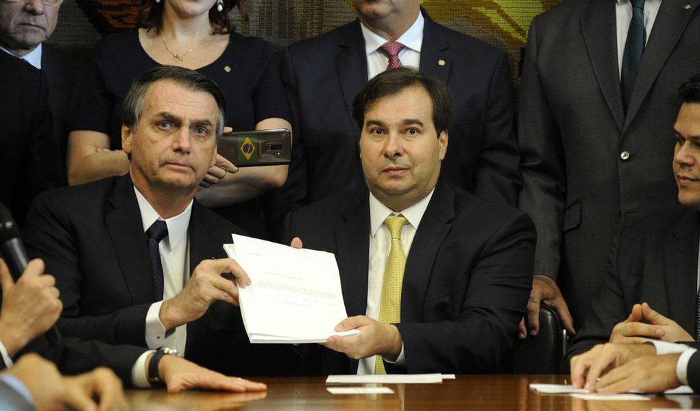 Estupidez bolsonarista se voltará contra Bolsonaro, aponta editorial da Folha
