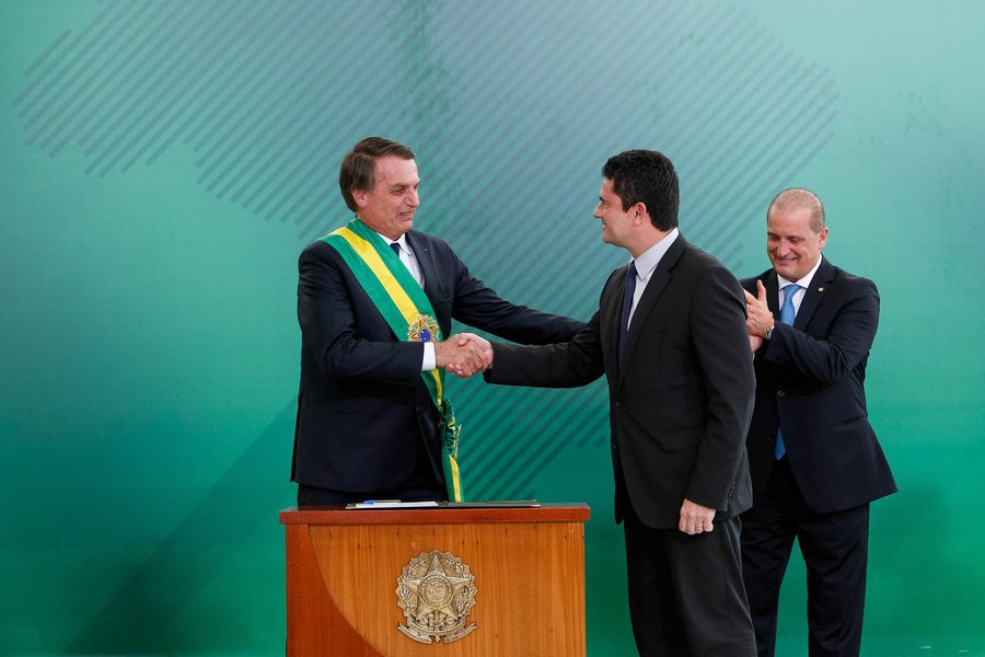 Folha sugere que Moro peça demissão e abandone Bolsonaro