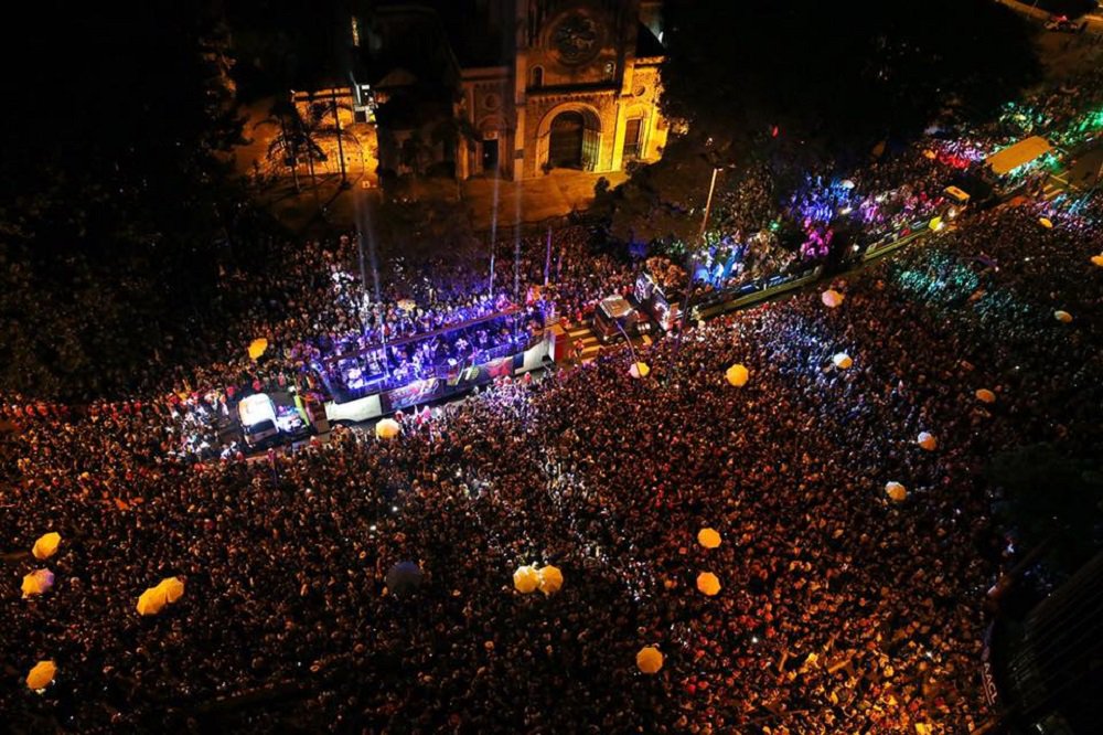 No carnaval paulista, multidão protesta contra Bolsonaro