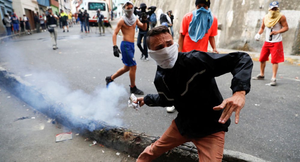 Manifestantes e militares venezuelanos se enfrentam na fronteira com a Colômbia