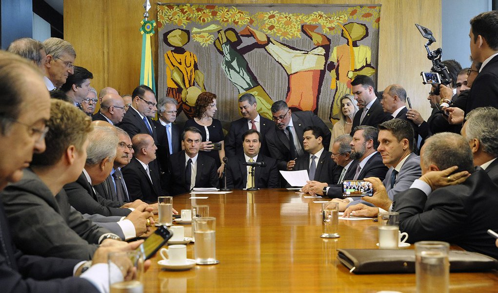 Partidos ligados a Maia reagem a Bolsonaro e anunciam vetos a reforma da Previdência