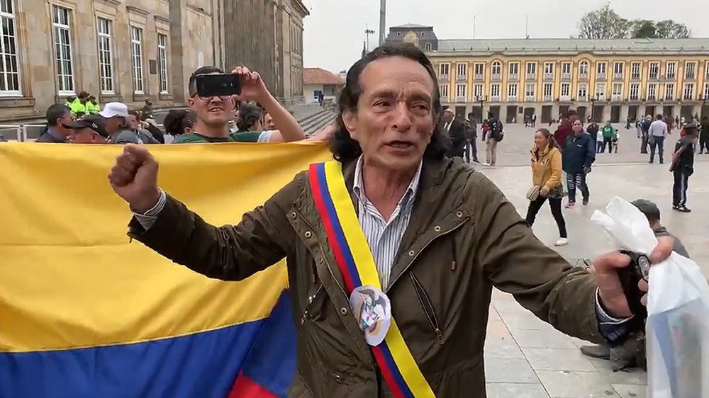 Colombiano também imita Guaidó e se autoproclama 'presidente'