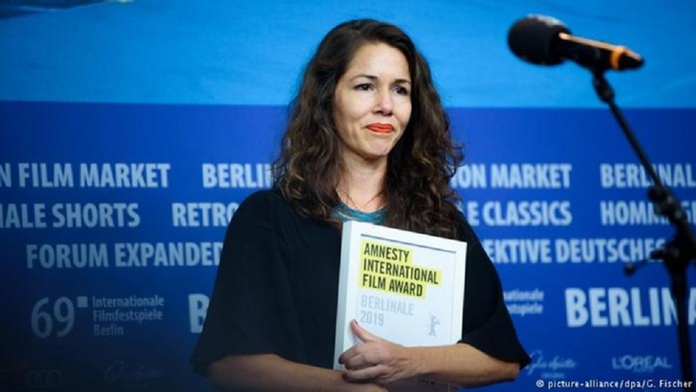 Lula e Marielle são faces da injustiça, diz diretora premiada em Berlim