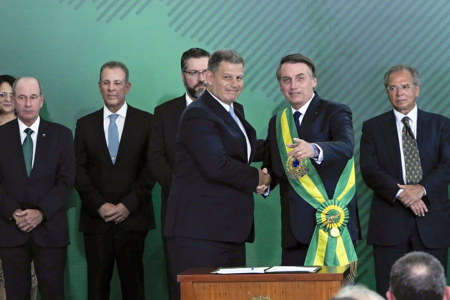 Bolsonaro tem queda de ministro mais rápida desde anos 90