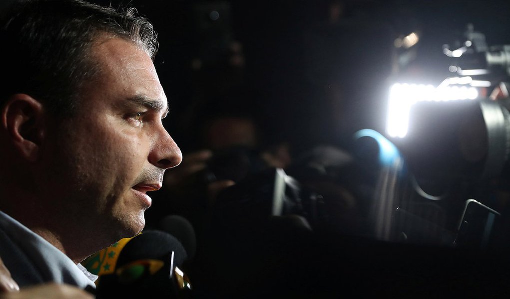 Militares avaliam que Flávio Bolsonaro não convenceu e deve ser isolado