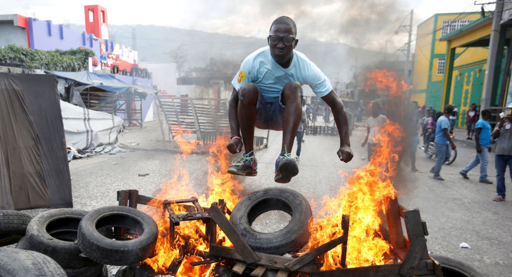 No Haiti, manifestantes queimam bandeira norte-americana e pedem ajuda à Rússia