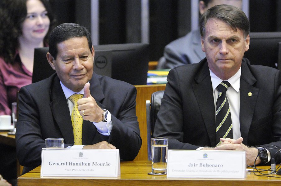 Por que Bolsonaro ataca Mourão e os militares?