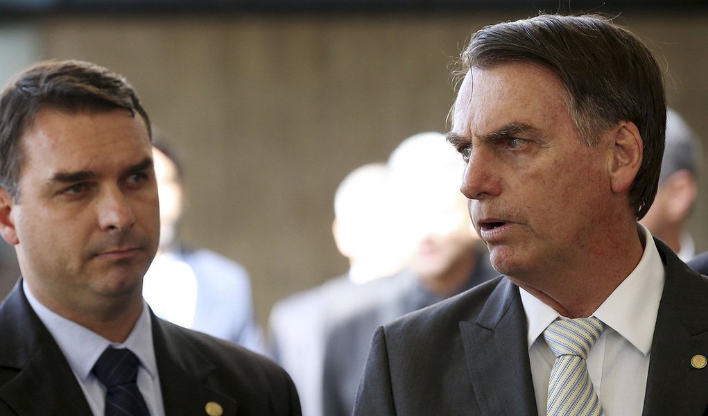 Flávio Bolsonaro diz que investigação é para atingir o seu pai