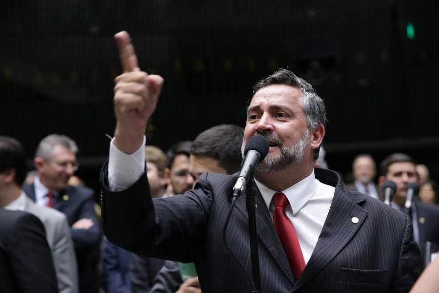 Pimenta: Bolsonaro é refém de esquemas criminosos