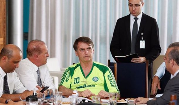 Bolsonaro usa camisa falsificada do Palmeiras em reunião sobre Previdência