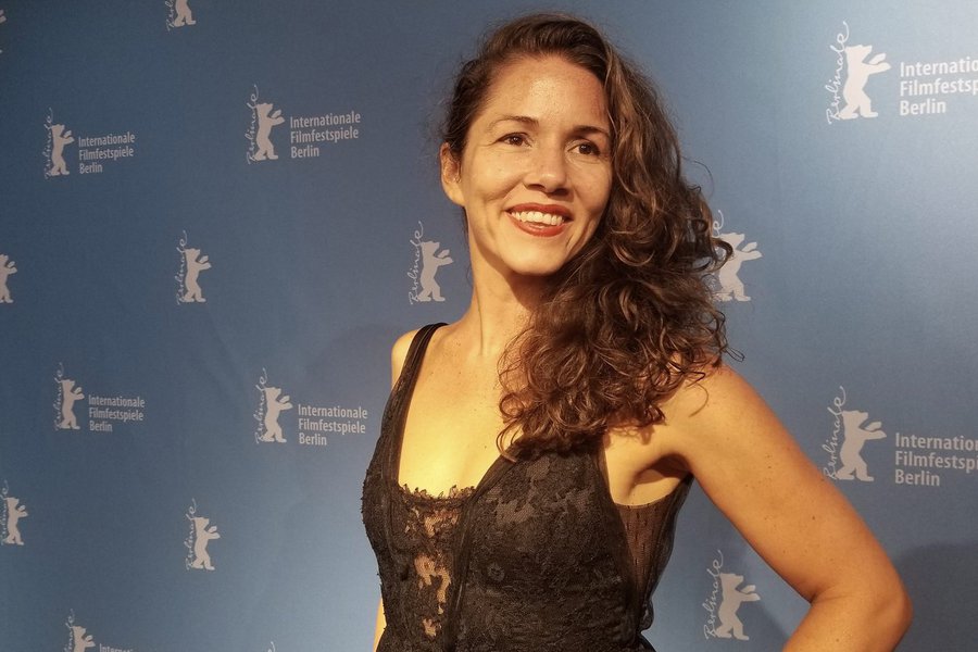 Diretora brasileira ganha prêmio no Festival de Berlim e protesta contra governo Bolsonaro