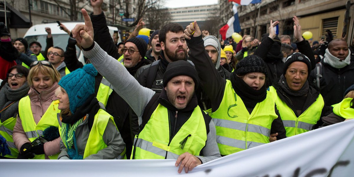 Carro atropela manifestantes dos coletes amarelos na França