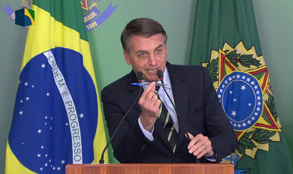 Bolsonaro assina decreto que facilita posse de armas no faroeste Brasil