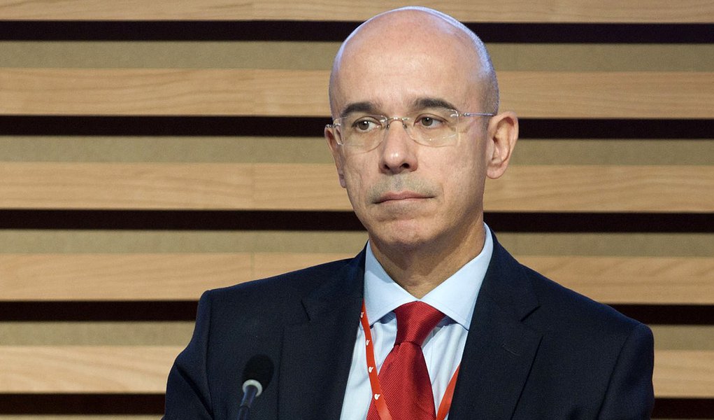 Presidente do Santander defende reforma, mas se aposenta aos 58 anos
